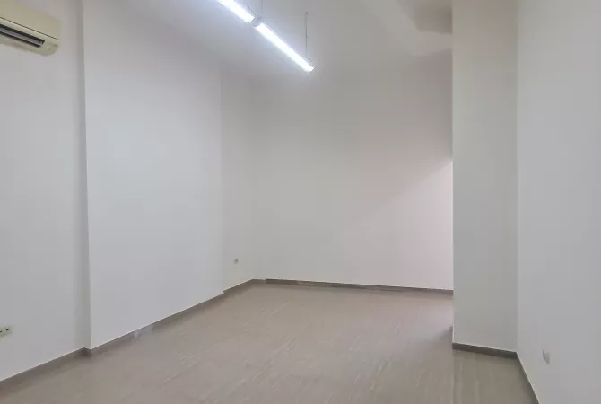 Shitet dyqan te Maternitetini Ri