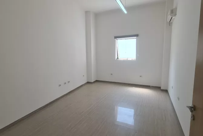 Shitet dyqan te Maternitetini Ri