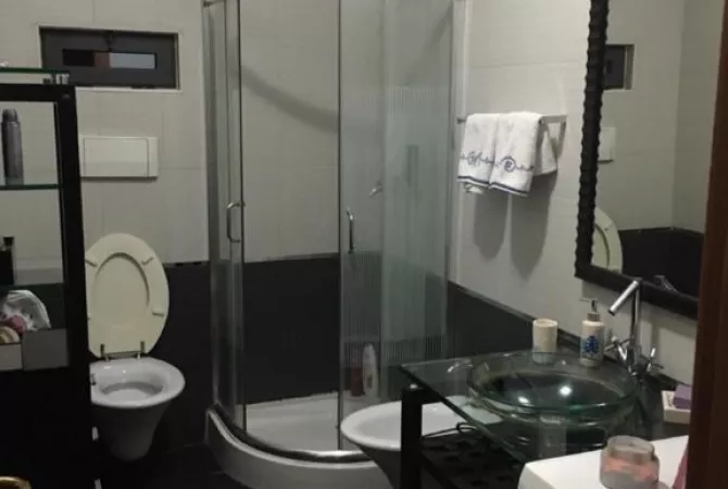 Shtepi me qera Apartament ne Tirane, 2+1, Mobilimi Bosh, pa mobiluar, Pagesa 700  Euro.