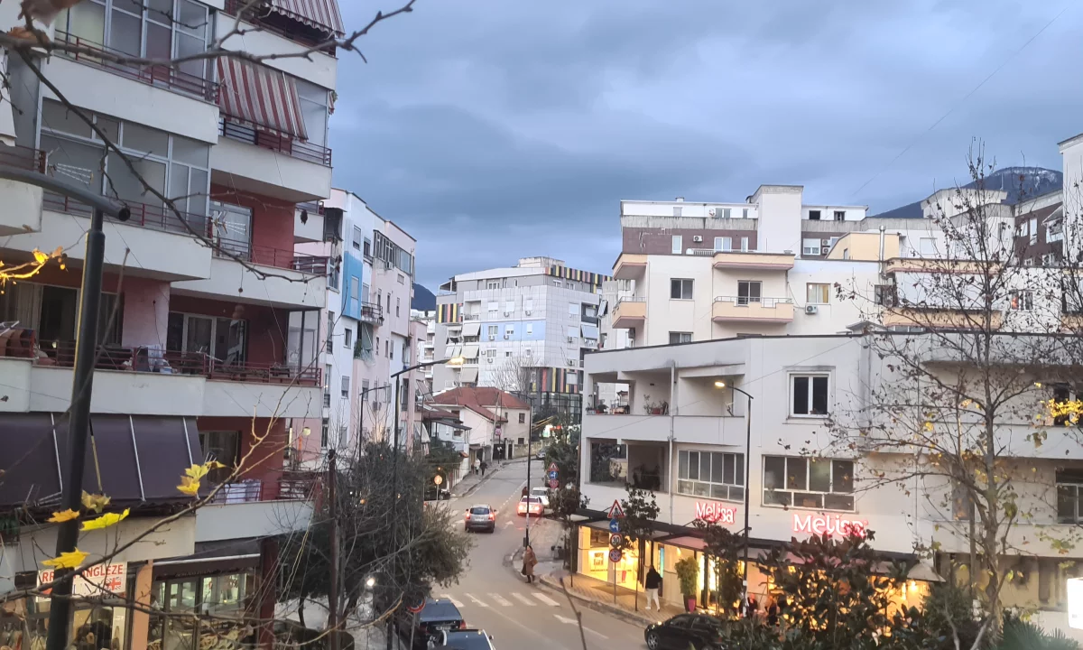 Shtepi ne shitje Apartament ne Tirane, 1+1, Mobilimi Bosh, pa mobiluar, Pagesa 92,000  Euro.