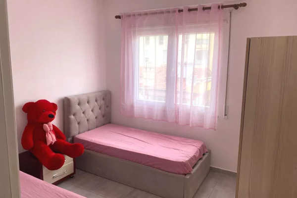 Shtepi me qera Apartament ne Tirane, 2+1, Mobilimi E mobiluar, Pagesa 600  Euro.