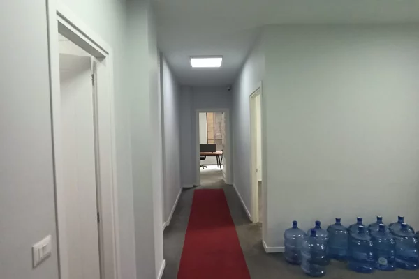 Jepet ambient 410m2 te rruga Hoxha Tasim 