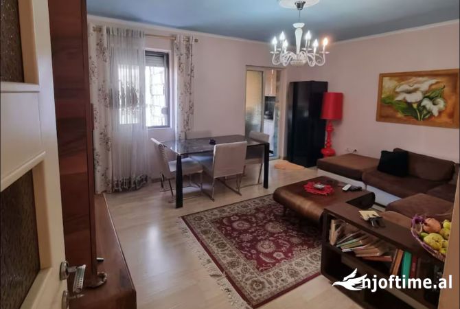 Ambient biznesi me qera 3+1 ne Tirane - 700 Euro