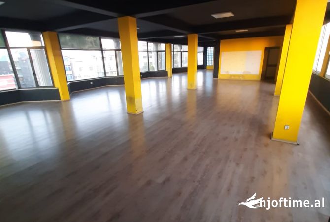 Ambiente Commerciale in Affitto 3+1 a Durazzo - 800 Euro