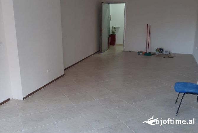 Ambiente Commerciale in Vendita 3+1 a Durazzo - 300 Euro