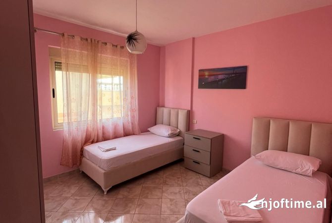 Shtepi ne shitje Apartament ne Durres, 2+1, Mobilimi E mobiluar, Pagesa 160,000  Euro.