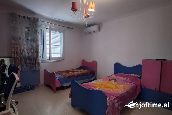 Shtepi ne shitje Apartament ne Tirane, 3+1, Mobilimi Pjeserisht e mobiluar, Pagesa 165,000  Euro.