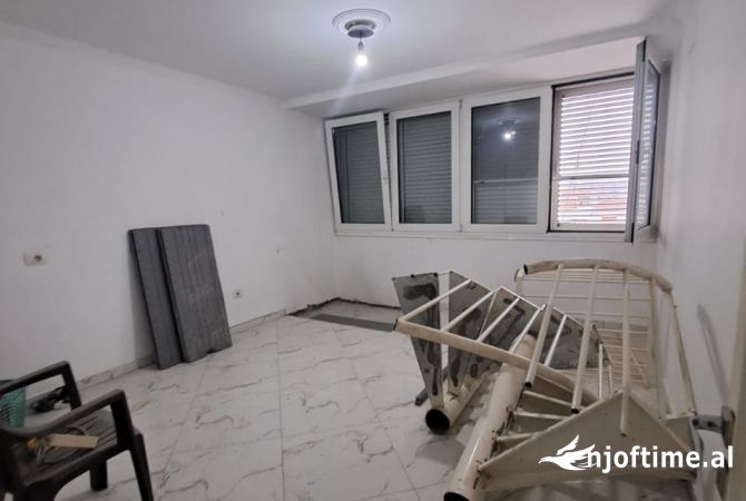 Shtepi ne shitje Apartament ne Tirane, 3+1, Mobilimi Pjeserisht e mobiluar, Pagesa 165,000  Euro.