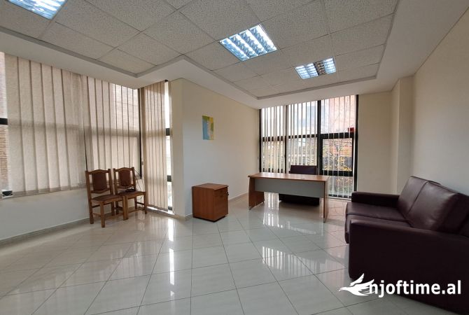 Ambient biznesi me qera 3+1 ne Tirane - 300 Euro