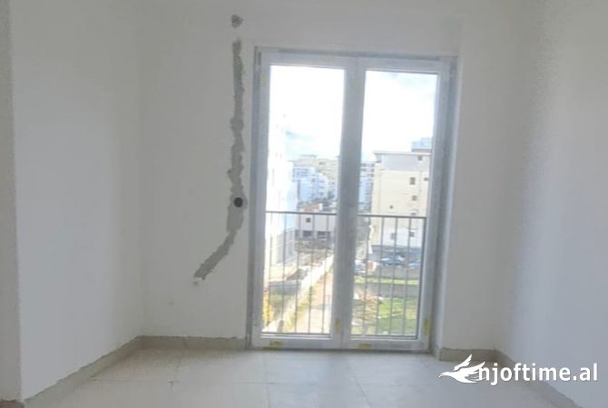 Shtepi ne shitje Apartament ne Tirane, 1+1, Mobilimi Bosh, pa mobiluar, Pagesa 98,000  Euro.