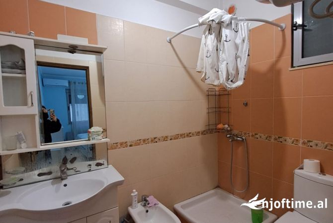 Shtepi ne shitje Apartament ne Tirane, 2+1, Mobilimi Bosh, pa mobiluar, Pagesa 149,000  Euro.