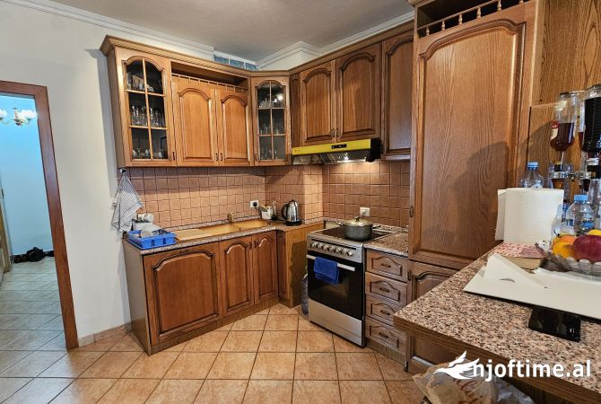 Shtepi ne shitje Apartament ne Tirane, 2+1, Mobilimi E mobiluar, Pagesa 224,000  Euro.