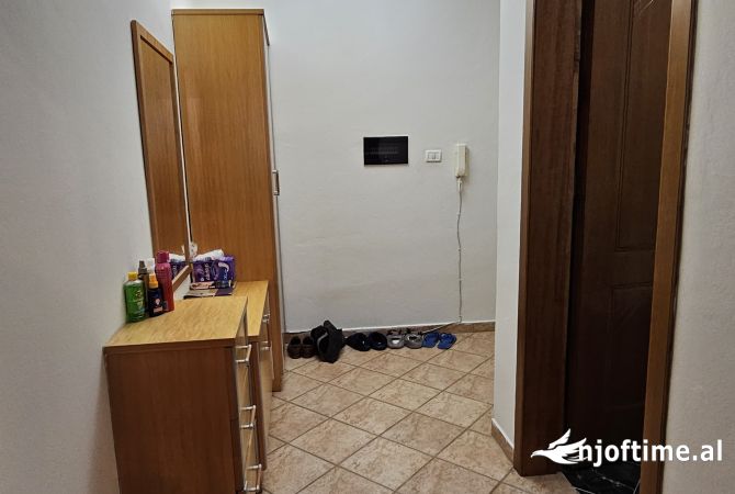Shtepi ne shitje Apartament ne Tirane, 2+1, Mobilimi E mobiluar, Pagesa 224,000  Euro.