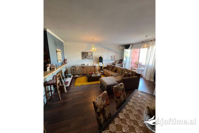 Shtepi ne shitje Apartament ne Tirane, 2+1, Mobilimi Pjeserisht e mobiluar, Pagesa 180,000  Euro.