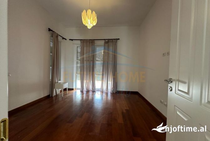 Shtepi me qera Vila Luksoze ne Tirane, 4+1, Mobilimi Pjeserisht e mobiluar, Pagesa 4,800  Euro.