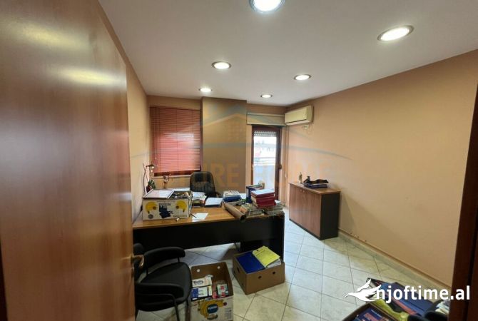 Shtepi ne shitje Apartament ne Tirane, 3+1, Mobilimi E mobiluar, Pagesa 320,000  Euro.