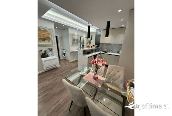 Shtepi ne shitje Apartament ne Tirane, 2+1, Mobilimi E mobiluar, Pagesa 190,000  Euro.