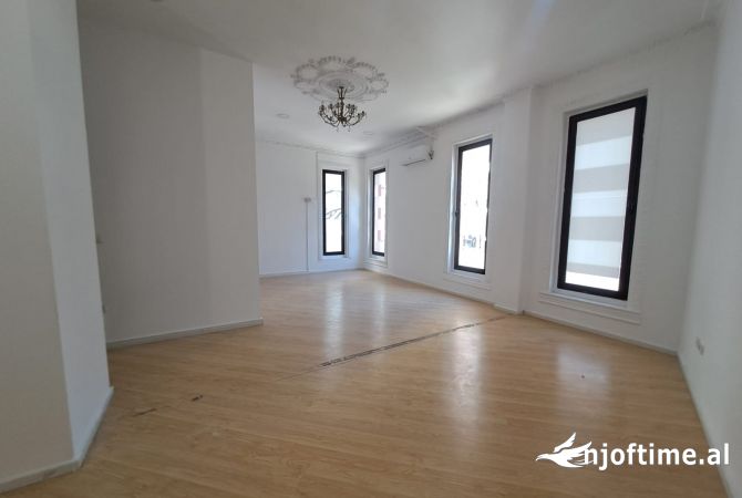 Ambient biznesi me qera 3+1 ne Tirane - 150,000 Leke
