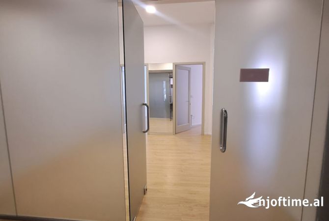 Ambient biznesi me qera 3+1 ne Tirane - 150,000 Leke