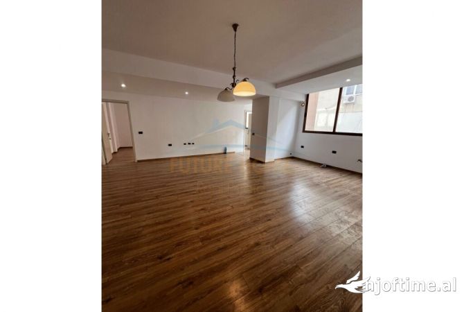 Shtepi ne shitje Apartament ne Tirane, 3+1, Mobilimi Bosh, pa mobiluar, Pagesa 250,000  Euro.
