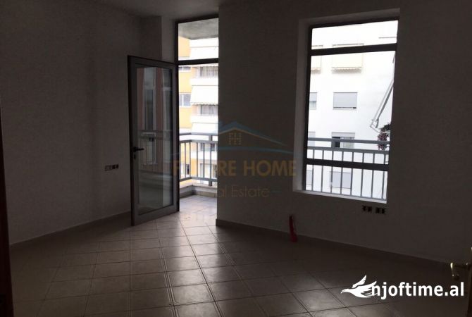 Shtepi ne shitje Apartament ne Tirane, 2+1, Mobilimi Bosh, pa mobiluar, Pagesa 180,000  Euro.