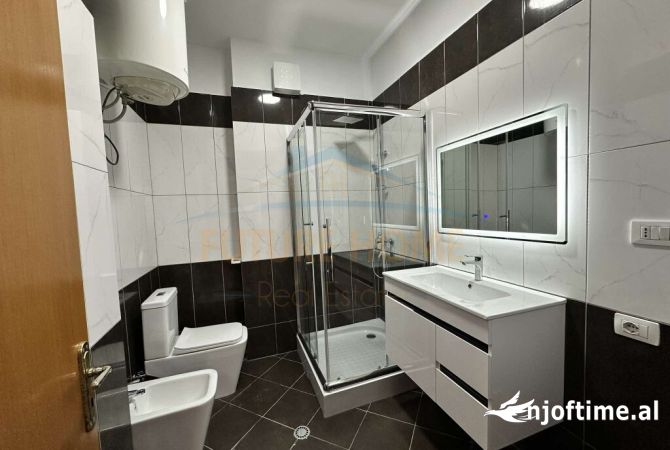 Shtepi ne shitje Apartament ne Tirane, 2+1, Mobilimi Bosh, pa mobiluar, Pagesa 138,000  Euro.