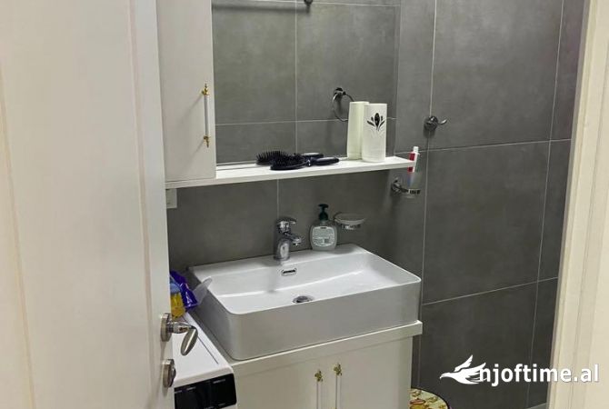 Shtepi me qera Apartament ne Tirane, 1+1, Mobilimi E mobiluar, Pagesa 450  Euro.