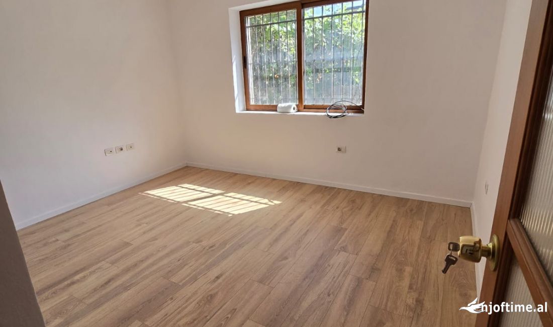 Shtepi ne shitje Apartament ne Tirane, 1+1, Mobilimi Pjeserisht e mobiluar, Pagesa 84,000  Euro.