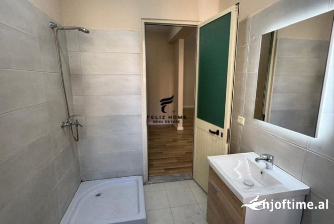 Shtepi ne shitje Apartament ne Tirane, 2+1, Mobilimi Bosh, pa mobiluar, Pagesa 125,000  Euro.