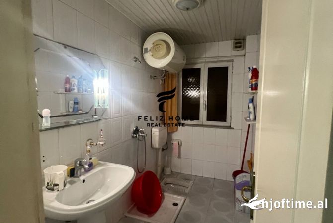 Shtepi ne shitje Apartament ne Tirane, 2+1, Mobilimi E mobiluar, Pagesa 135,000  Euro.