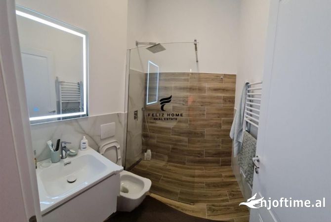 Shtepi ne shitje Penthose(kati i fundit panoramik) ne Durres, 3+1, Mobilimi E mobiluar, Pagesa 300,000  Euro.