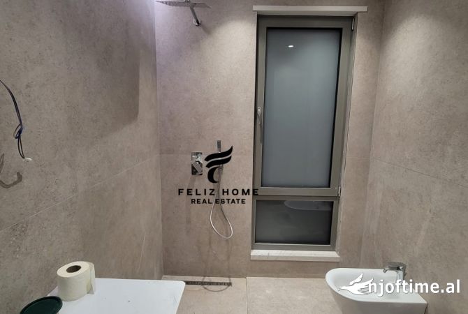 ZYRE ME QERA 96 M2 RRUGA E DURRESIT 1300 EURO