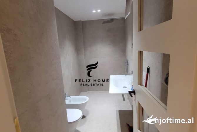 ZYRE ME QERA 96 M2 RRUGA E DURRESIT 1300 EURO