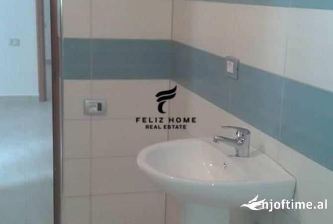 Shtepi ne shitje Vila Luksoze ne Tirane, 3+1, Mobilimi Bosh, pa mobiluar, Pagesa 250,000  Euro.