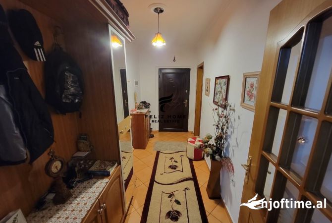 Shtepi ne shitje Apartament ne Tirane, 3+1, Mobilimi E mobiluar, Pagesa 165,000  Euro.