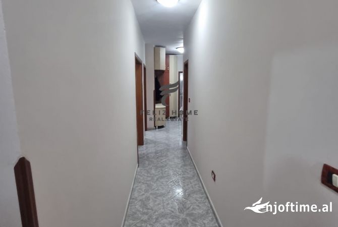 Shtepi ne shitje Apartament ne Tirane, 3+1, Mobilimi Bosh, pa mobiluar, Pagesa 216,000  Euro.