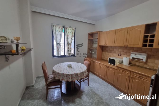 Shtepi ne shitje Apartament ne Tirane, 3+1, Mobilimi Bosh, pa mobiluar, Pagesa 216,000  Euro.