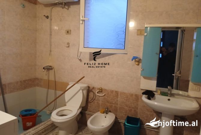 Shtepi me qera Apartament ne Tirane, 3+1, Mobilimi E mobiluar, Pagesa 60,000  Leke.