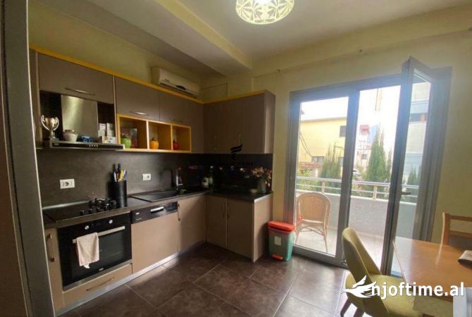 Shtepi me qera 3+1 ne Tirane - 1,350 Euro