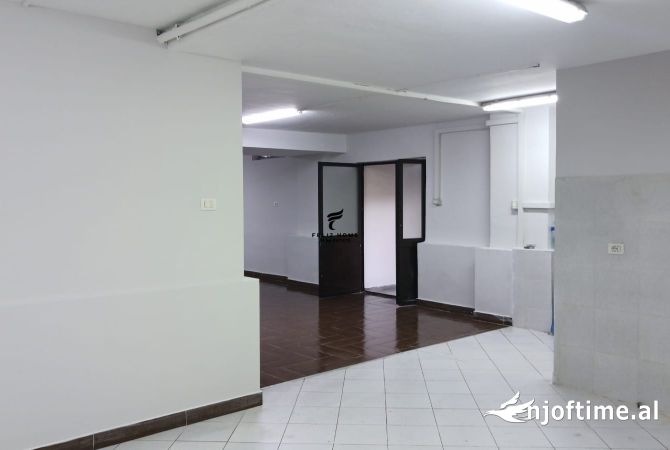 Ambiente Commerciale in Vendita 4+1 a Tirana - 120,000 Euro