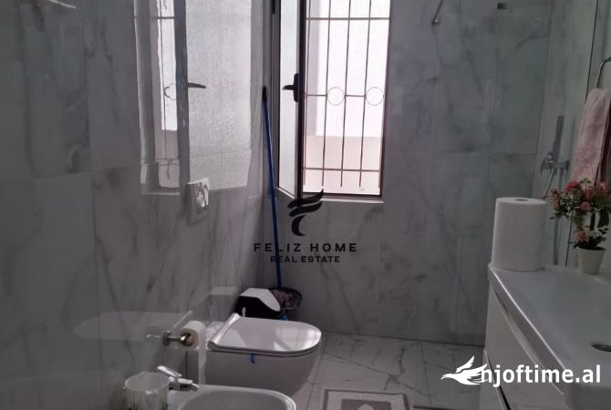 Shtepi ne shitje Apartament ne Tirane, 3+1, Mobilimi E mobiluar, Pagesa 197,000  Euro.