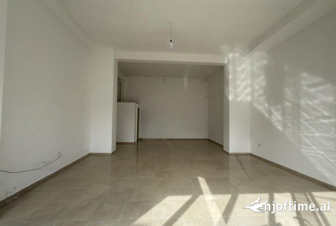 Ambient biznesi me qera 3+1 ne Tirane - 2,800 Euro