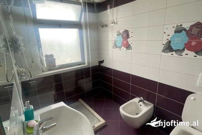 Shtepi me qera Apartament ne Tirane, 3+1, Mobilimi E mobiluar, Pagesa 1,200  Euro.