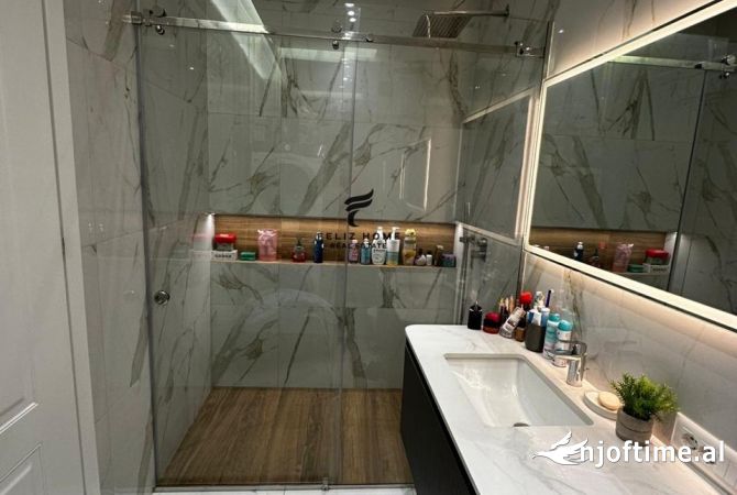 Shtepi ne shitje Apartament ne Tirane, 2+1, Mobilimi E mobiluar, Pagesa 261,000  Euro.