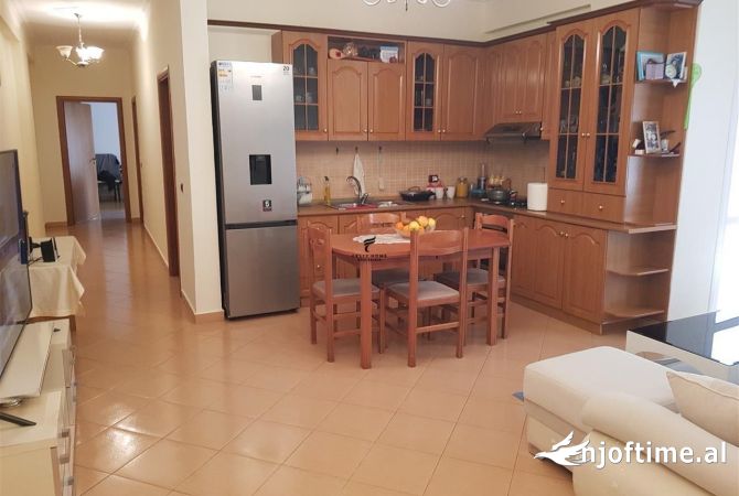 Shtepi ne shitje Apartament ne Vlore, 2+1, Mobilimi E mobiluar, Pagesa 200,000  Euro.