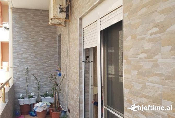 Shtepi ne shitje Apartament ne Vlore, 2+1, Mobilimi E mobiluar, Pagesa 200,000  Euro.