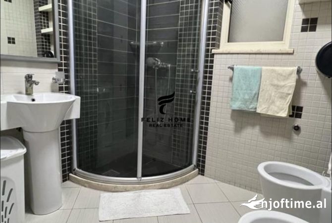 Shtepi ne shitje Vila Luksoze ne Tirane, 3+1, Mobilimi E mobiluar, Pagesa 500,000  Euro.