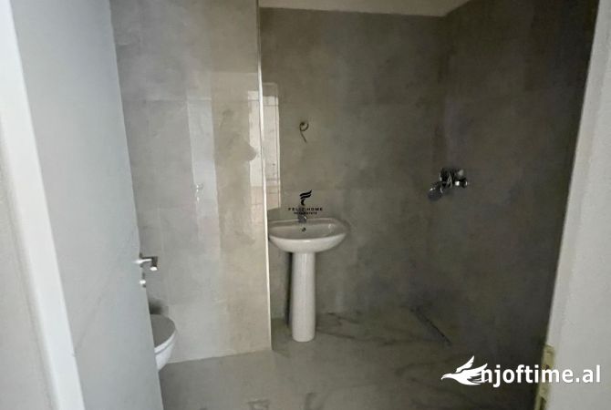 Shtepi ne shitje Apartament ne Tirane, 2+1, Mobilimi Bosh, pa mobiluar, Pagesa 135,000  Euro.