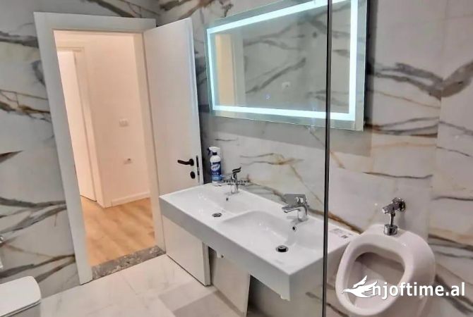 Shtepi me qera Apartament ne Tirane, 2+1, Mobilimi Bosh, pa mobiluar, Pagesa 900  Euro.