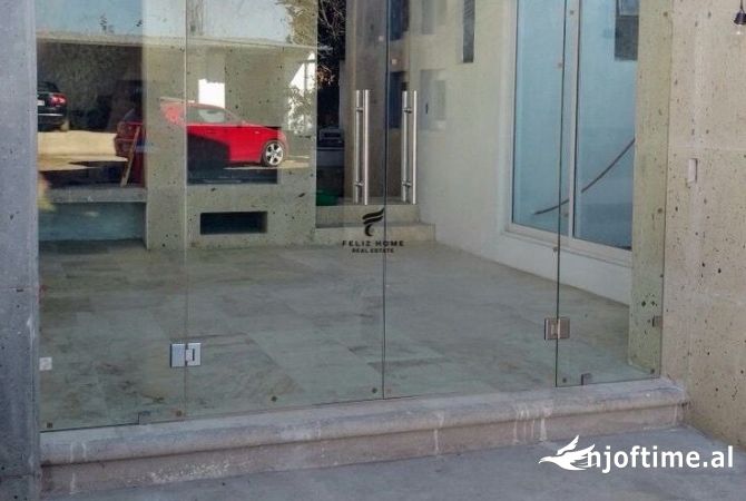 Ambient biznesi me qera 3+1 ne Tirane - 1,200 Euro